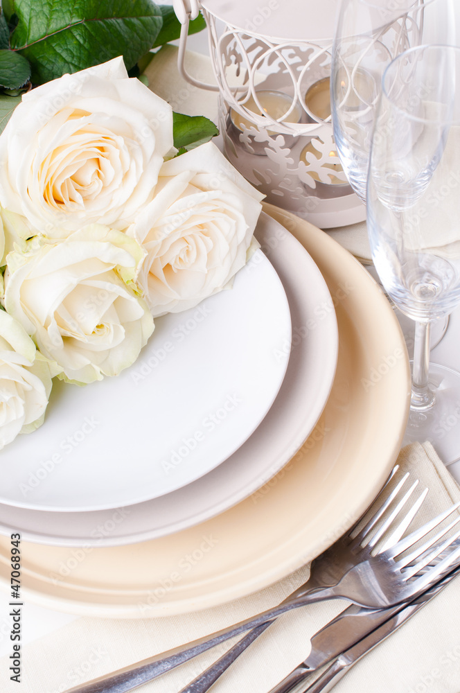 table setting with beige roses table setting with beige roses