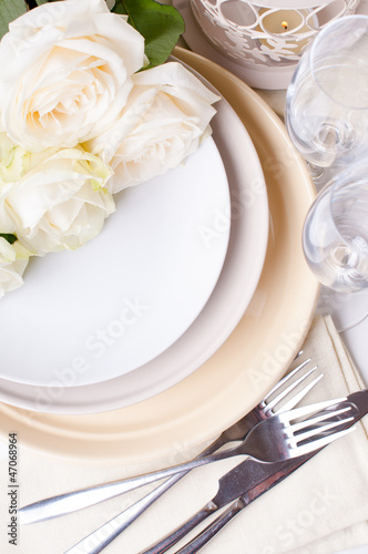 table setting with beige roses