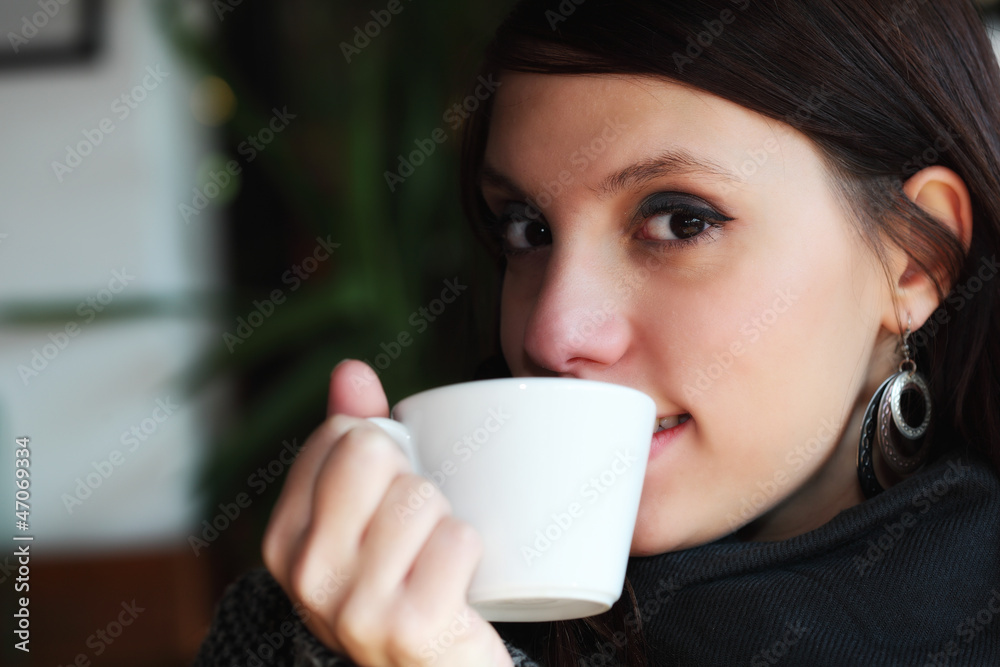 Ragazza che beve caffè, cappuccino,cioccolata Ragazza che beve caffè, cappuccino,cioccolata