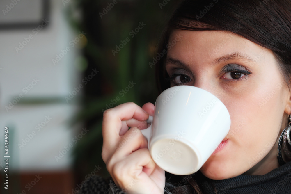 Ragazza che beve caffè, cappuccino,cioccolata Ragazza che beve caffè, cappuccino,cioccolata