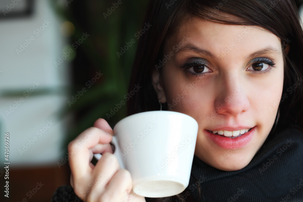 Ragazza che beve caffè, cappuccino,cioccolata Ragazza che beve caffè, cappuccino,cioccolata