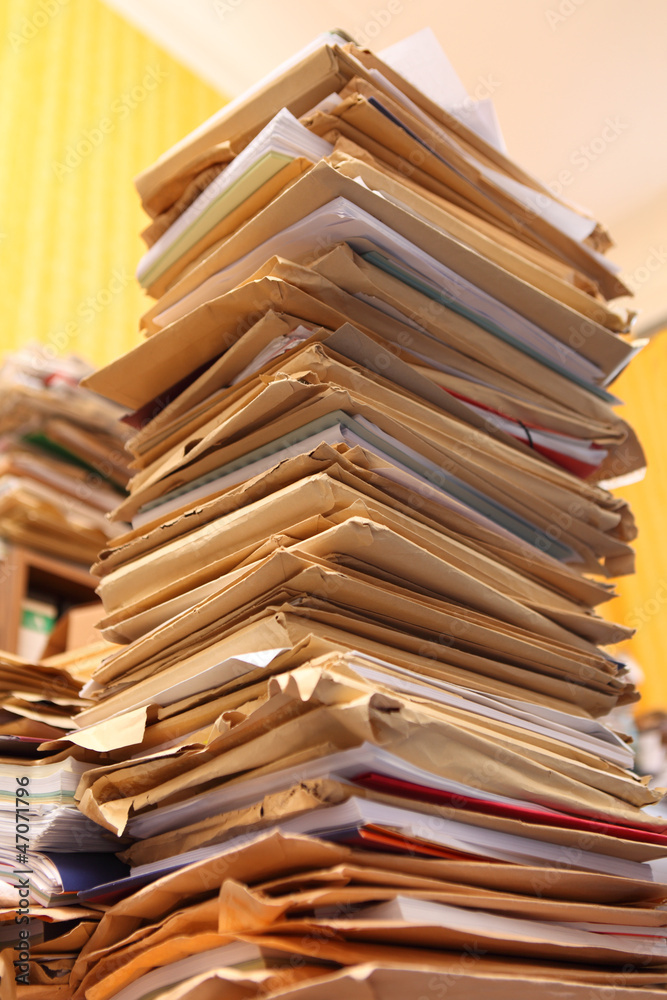 Fototapeta premium Aktenstapel symbolisiert Unerledigtes