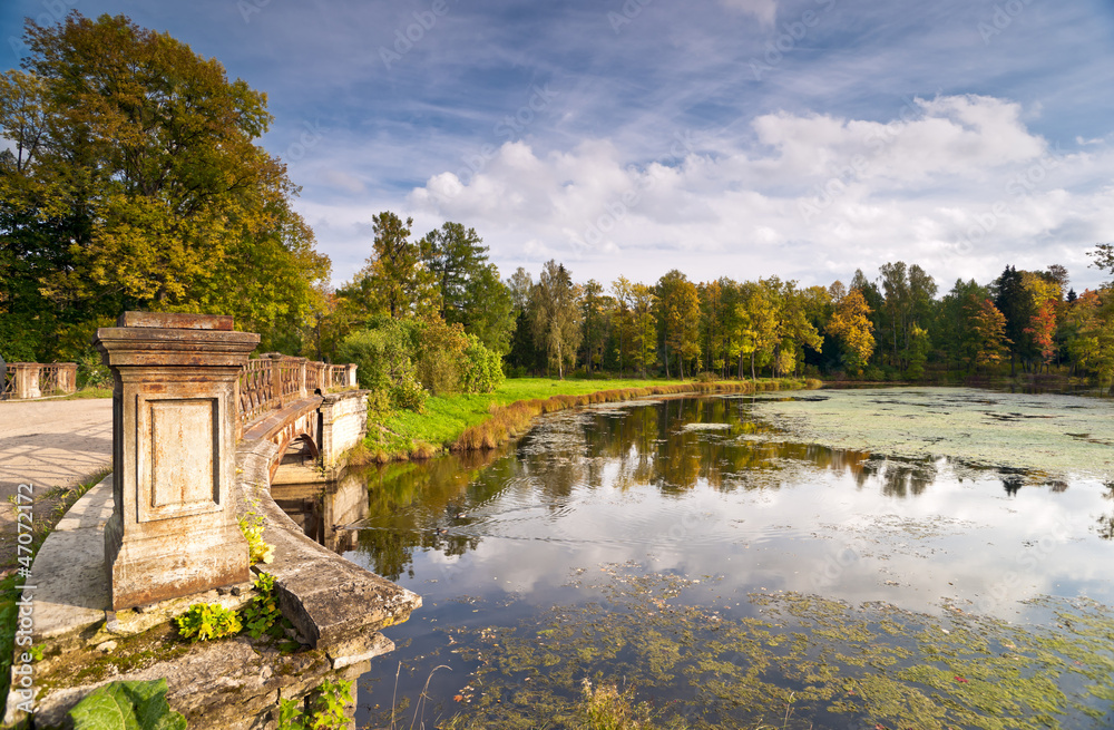 Fototapeta premium Autumn park with a river