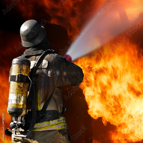 Feuerwehrmann im L  scheinsatz - Brandbek  mpfung