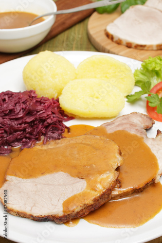 Schweinebraten, Klöße, Rotkohl