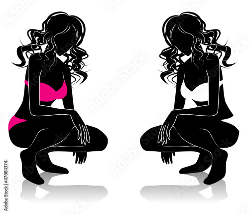 水着姿で座る女性