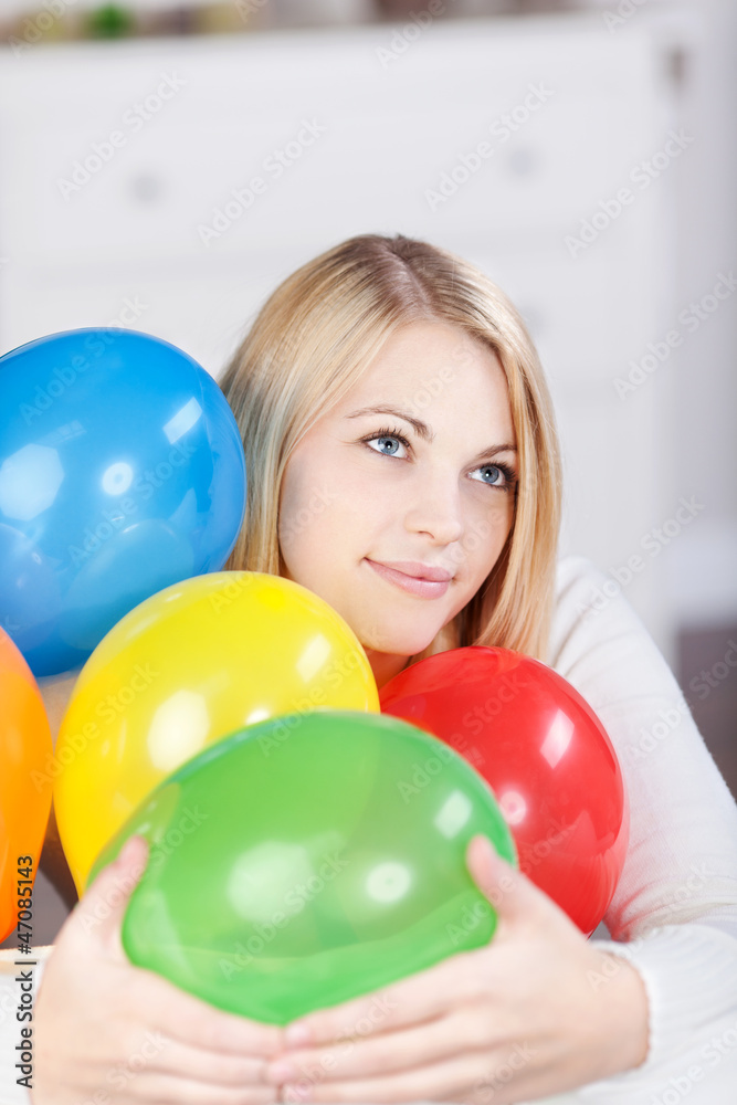 frau mit luftballons