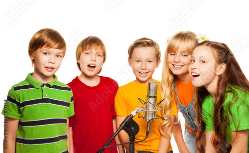 Photo Group of 8 years old kids with microphone