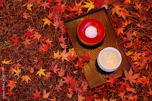 散り紅葉とお茶とお菓子