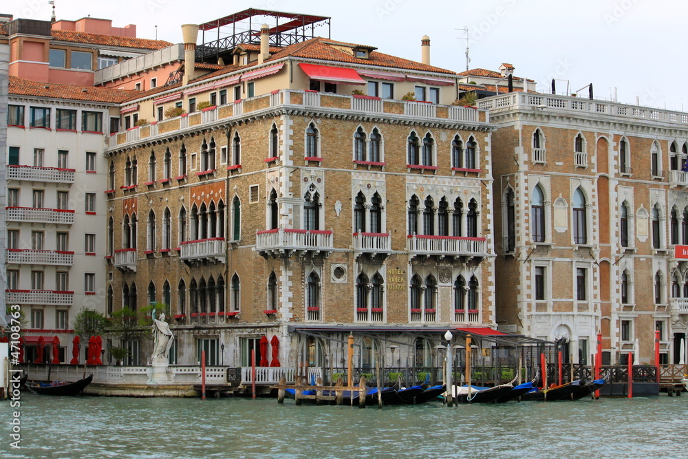 Palais vénitiens le long du Grand Canal à Venise - Italie
