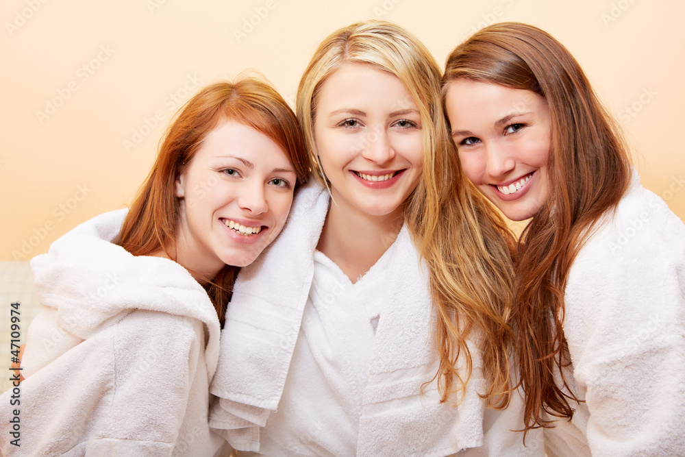 Drei lachende attraktive Frauen Drei lachende attraktive Frauen