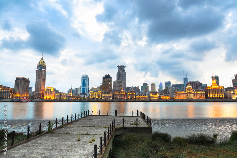 Obraz premium beautiful shanghai at dusk