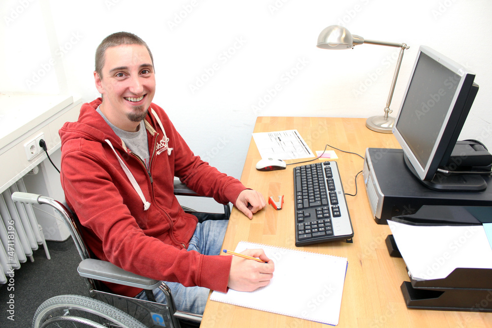 Photo & Art Print freundlicher Rollstuhlfahrer am Arbeitsplatz, #CNF