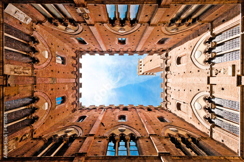 Photo Wide angle view of Palazzo Pubblico in Siena, Italy
