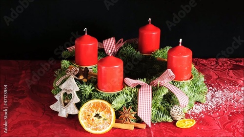 Weihnachtskranz mit vier Kerzen zum Advent