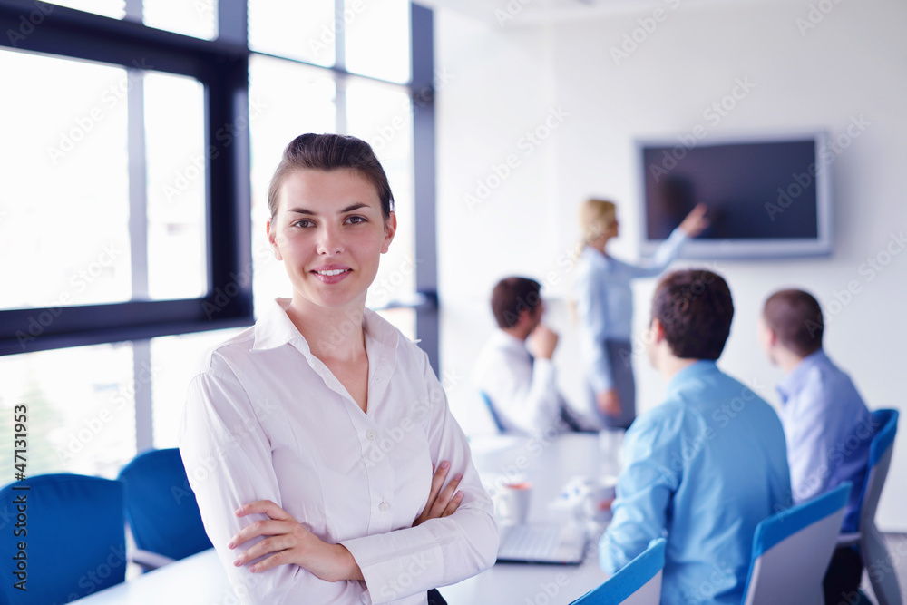 Naklejka premium business woman with her staff in background at office