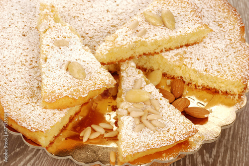 TORTA  CON MANDORLE E PINOLI (CAKE WITH ALMOND AND PINE NUTS)