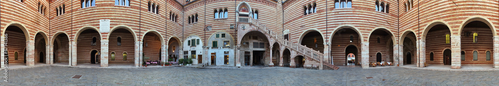 Verona, cortile mercato vecchio a 360 gradi