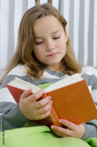 Junges Kind liest ein Buch