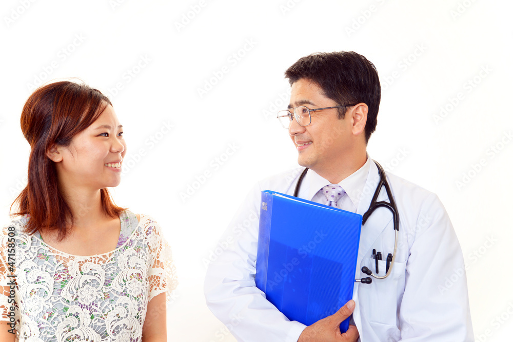 笑顔の医師と女性患者