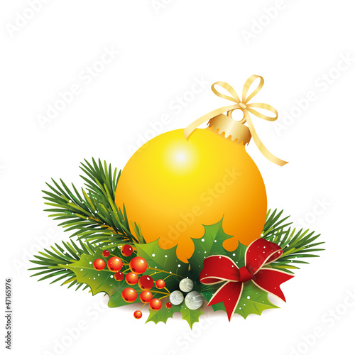 Goldene Weihnachtskugel mit Tannenzweige