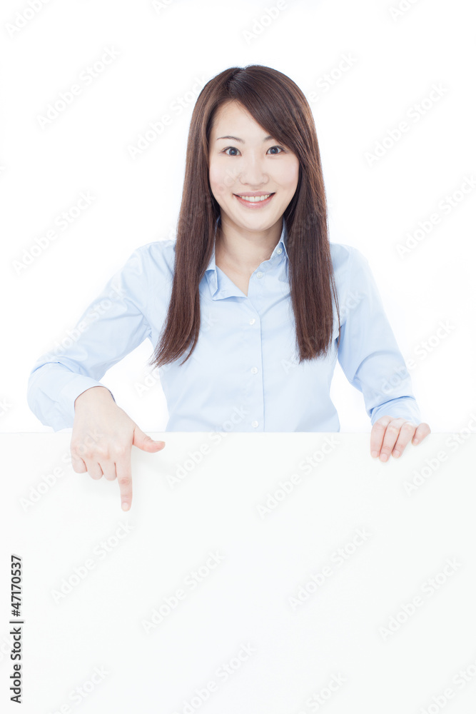 看板を指差す女性 看板を指差す女性