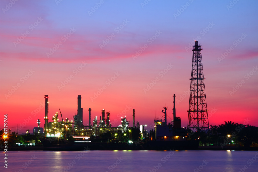 Obraz premium oil refinery plant