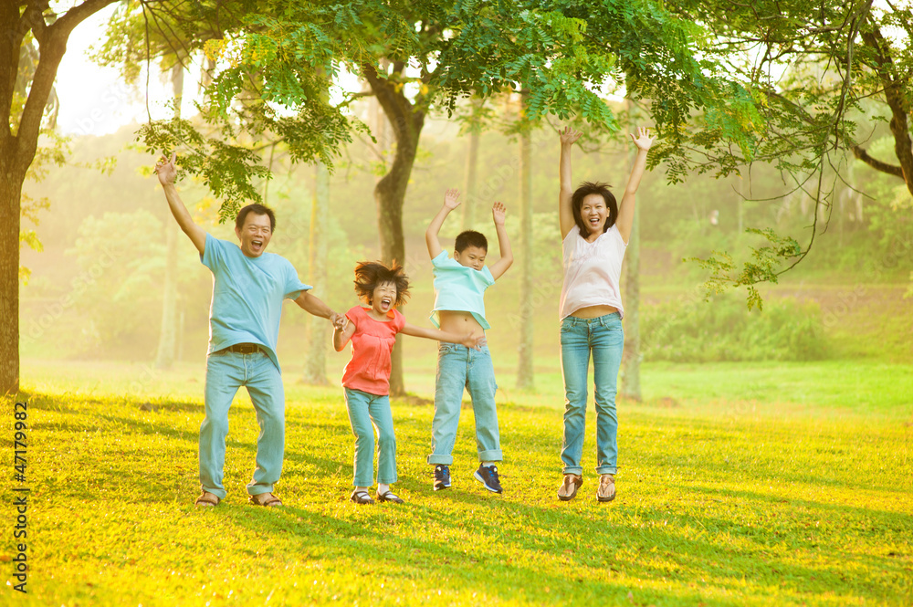 Obraz premium Joyful Asian family