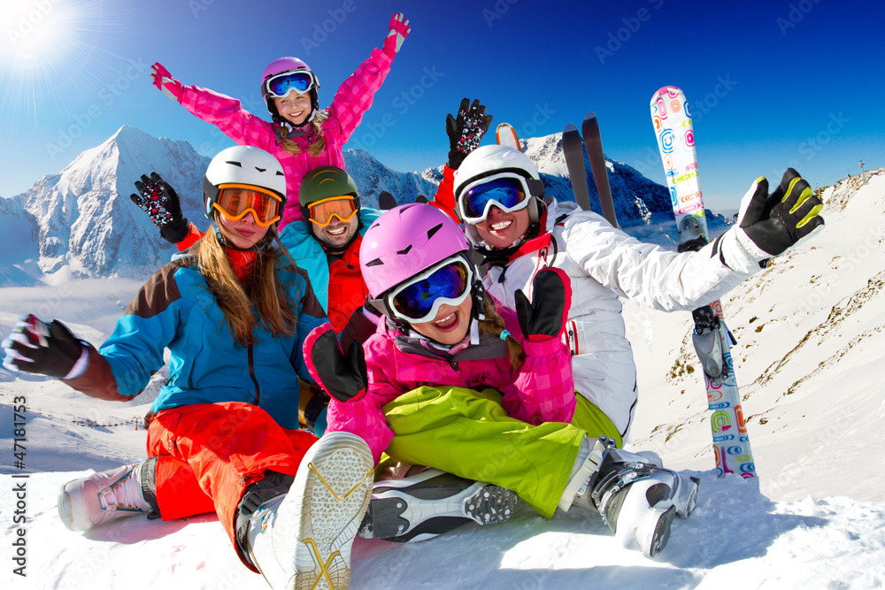 Ski, snow, sun and winter fun - happy family ski team - obrazy, fototapety, plakaty 