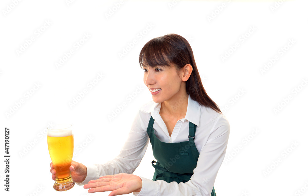ビールを運ぶ笑顔のウエイトレス
