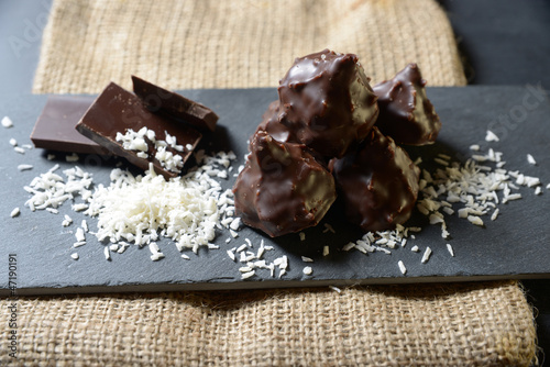 Pralinen mit Kokosraspeln und Schokolade