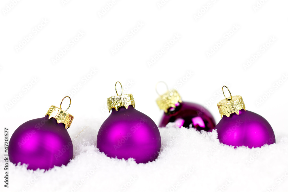 Lila Christbaumkugeln im Schnee Lila Christbaumkugeln im Schnee