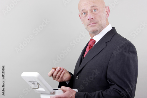 Skeptischer Blick in die Kasse