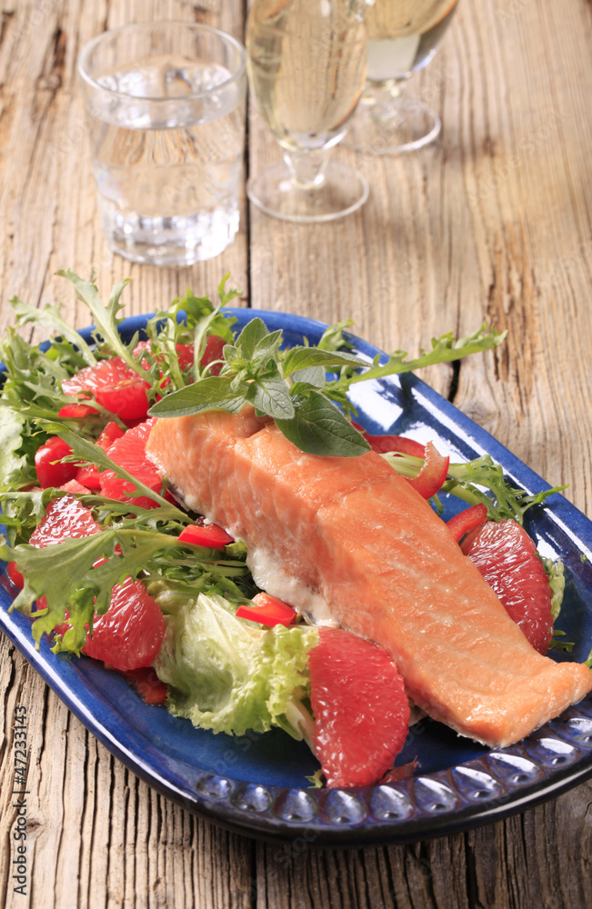 Seared salmon with salad greens and red orange Seared salmon with salad greens and red orange