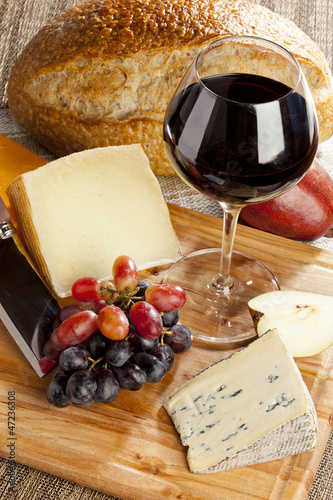 Fototapeta Naklejka Na Ścianę i Meble -  Red Wine And Cheese Plate