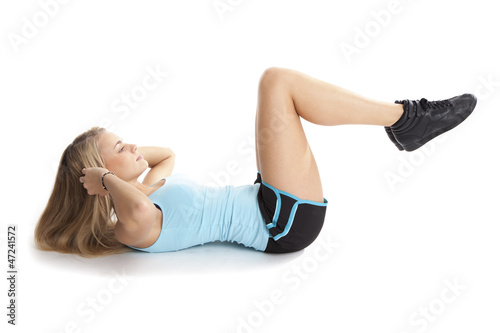 Bauchmuskeltraining von blonder Frau