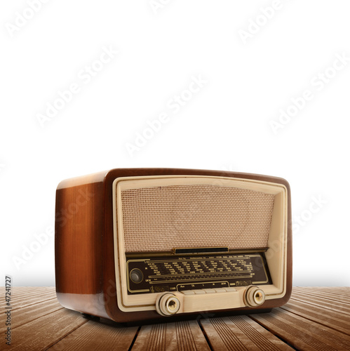 radio vintage su fondo di legno
