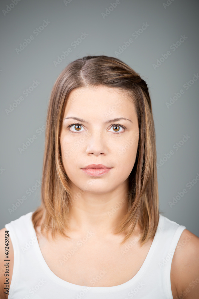 portrait vor grauer wand portrait vor grauer wand
