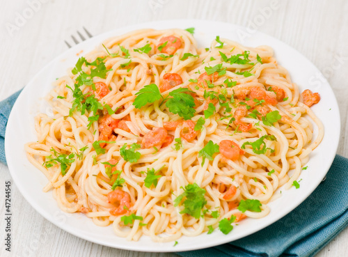 Spaghetti with prawns in a creamy sauce