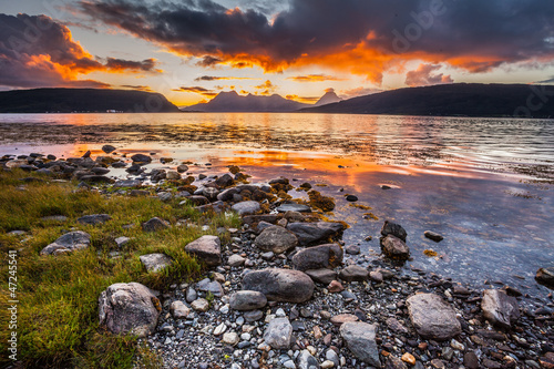 tramonto fiordo alle lofoten norvegia