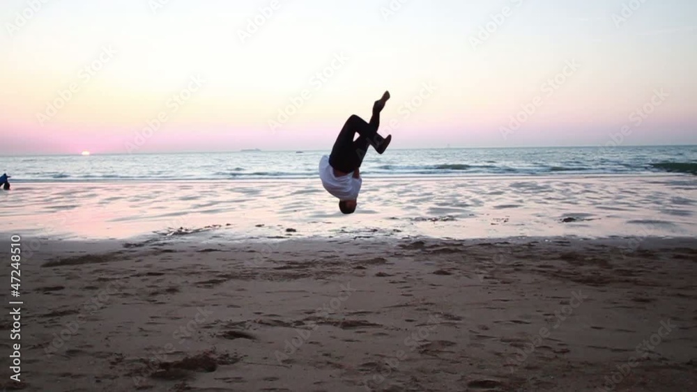 Homme sportif sur la plage