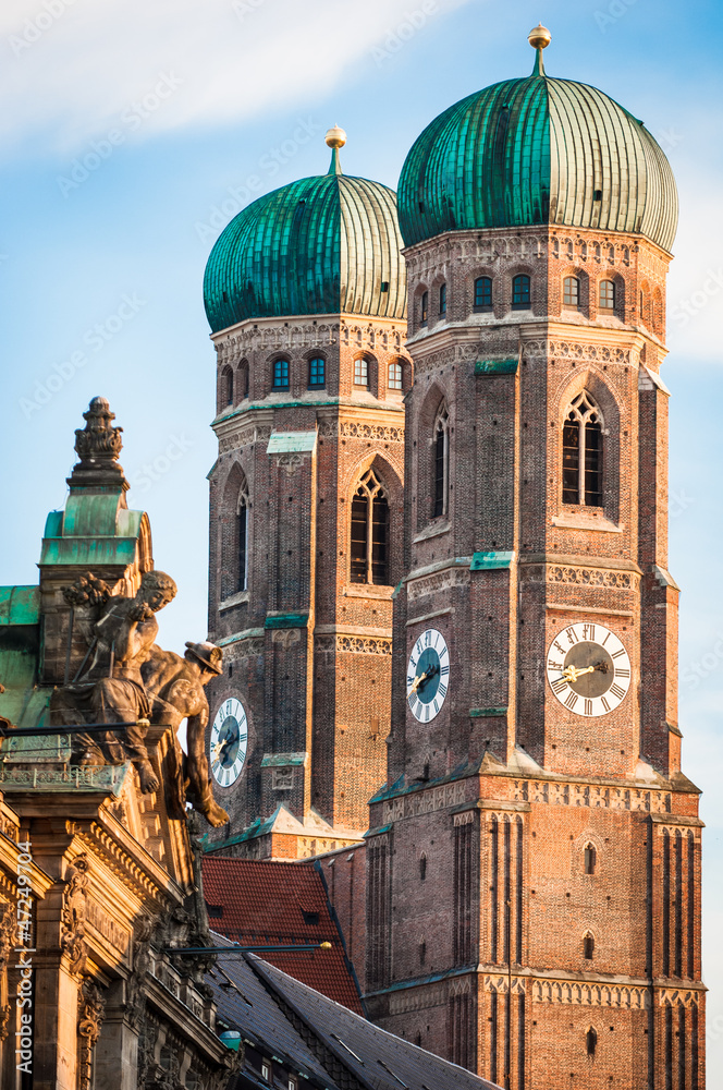 Naklejka premium Słynna katedra w Monachium - Liebfrauenkirche