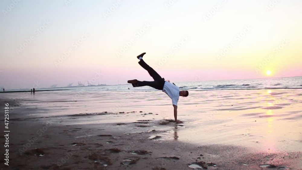 Homme dansant sur la plage