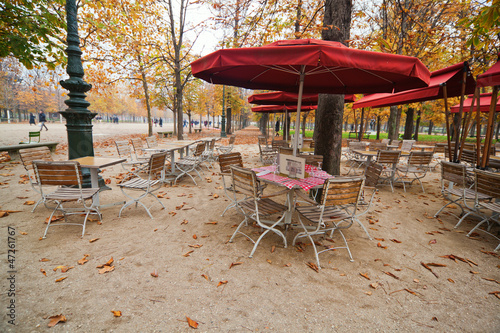 Herbststimmung im Park Tuilerien in Paris photo