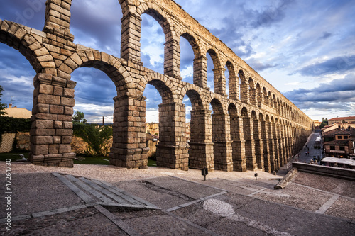Foto The famous ancient aqueduct in Segovia, Castilla y Leon, Spain