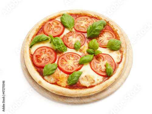 Pizza mit Mozzarella, Tomaten, Basilikum