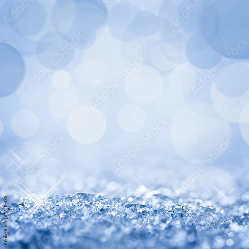 Arrière-plan de fêtes de Noël, neige vue de près, lumières bokeh bleu, nouvel an 2024 © Delphotostock