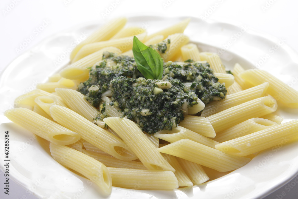 macarrones con salsa pesto tradicional macarrones con salsa pesto tradicional