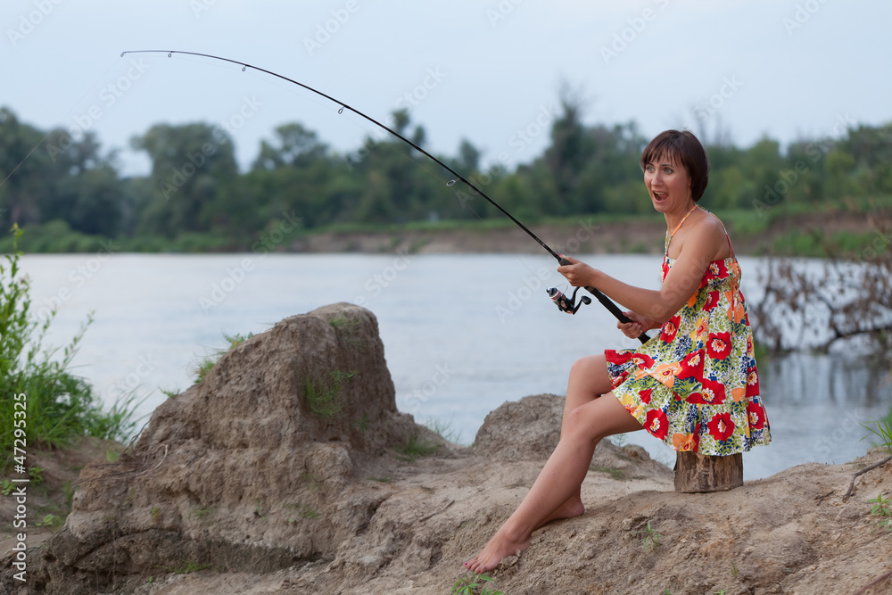 Рыбак сидит с удочкой. Девушка рыбачит. Рыбалка летом. Рыбалка летом. Девушки на рыбалке.