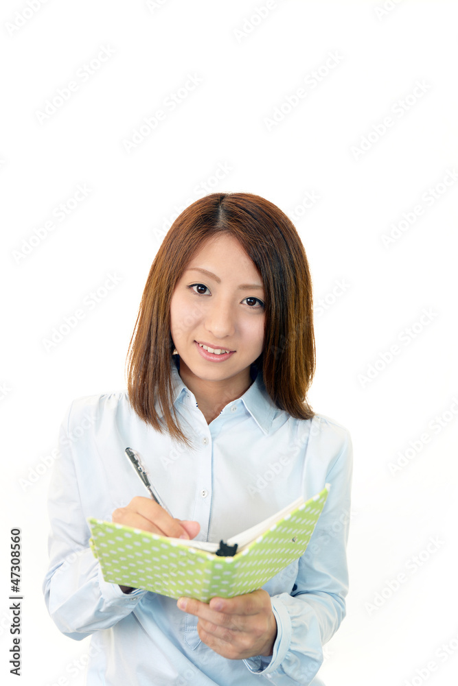 メモを取る笑顔のオフィスレディー